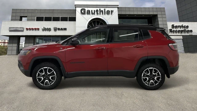 2026 Jeep Compass Trailhawk, rot, 15 km, Import Kanada — Foto 3 z 5
