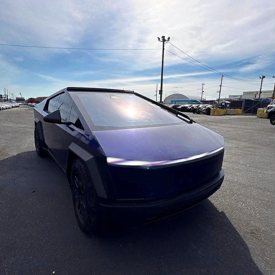 2024 Tesla CYBERTRUCK, violett, Import USA — Foto 1