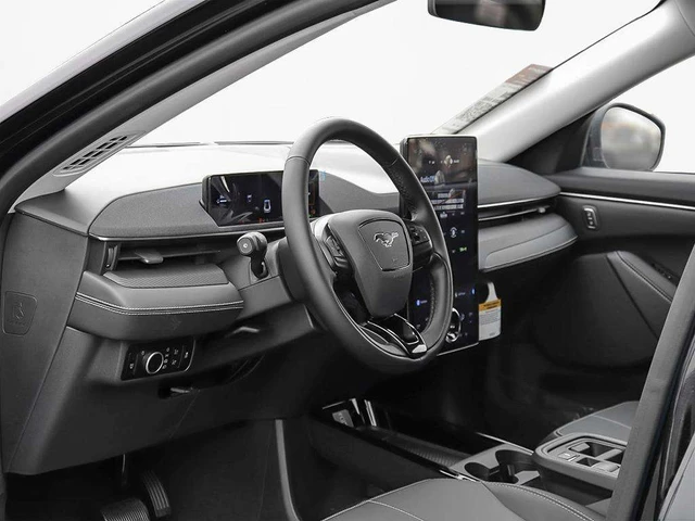 2026 Ford Mustang Mach-E Select, schwarz, 30 km, Import Kanada — Foto 12 z 18