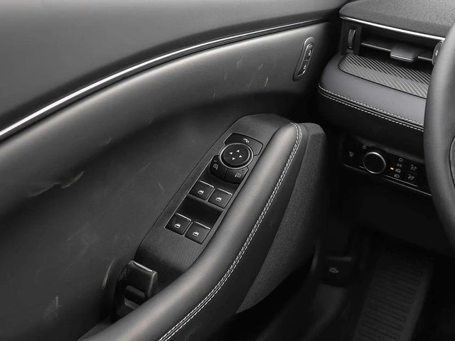 2026 Ford Mustang Mach-E Select, schwarz, 30 km, Import Kanada — Foto 16 z 18