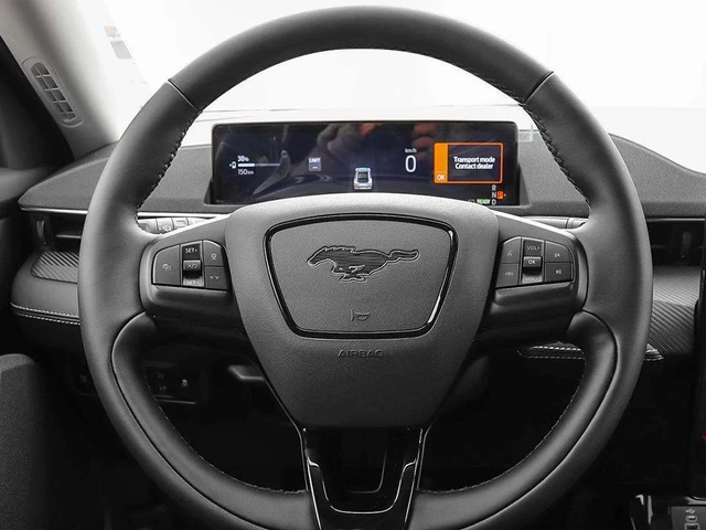 2026 Ford Mustang Mach-E Select, grau, 30 km, Import Kanada — Foto 13 z 18