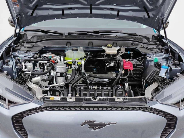 2026 Ford Mustang Mach-E Select, grau, 30 km, Import Kanada — Foto 6 z 18