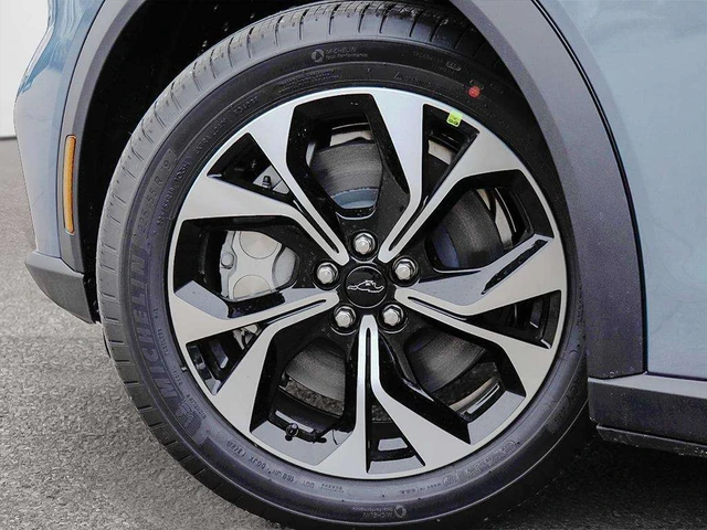 2026 Ford Mustang Mach-E Select, grau, 30 km, Import Kanada — Foto 8 z 18