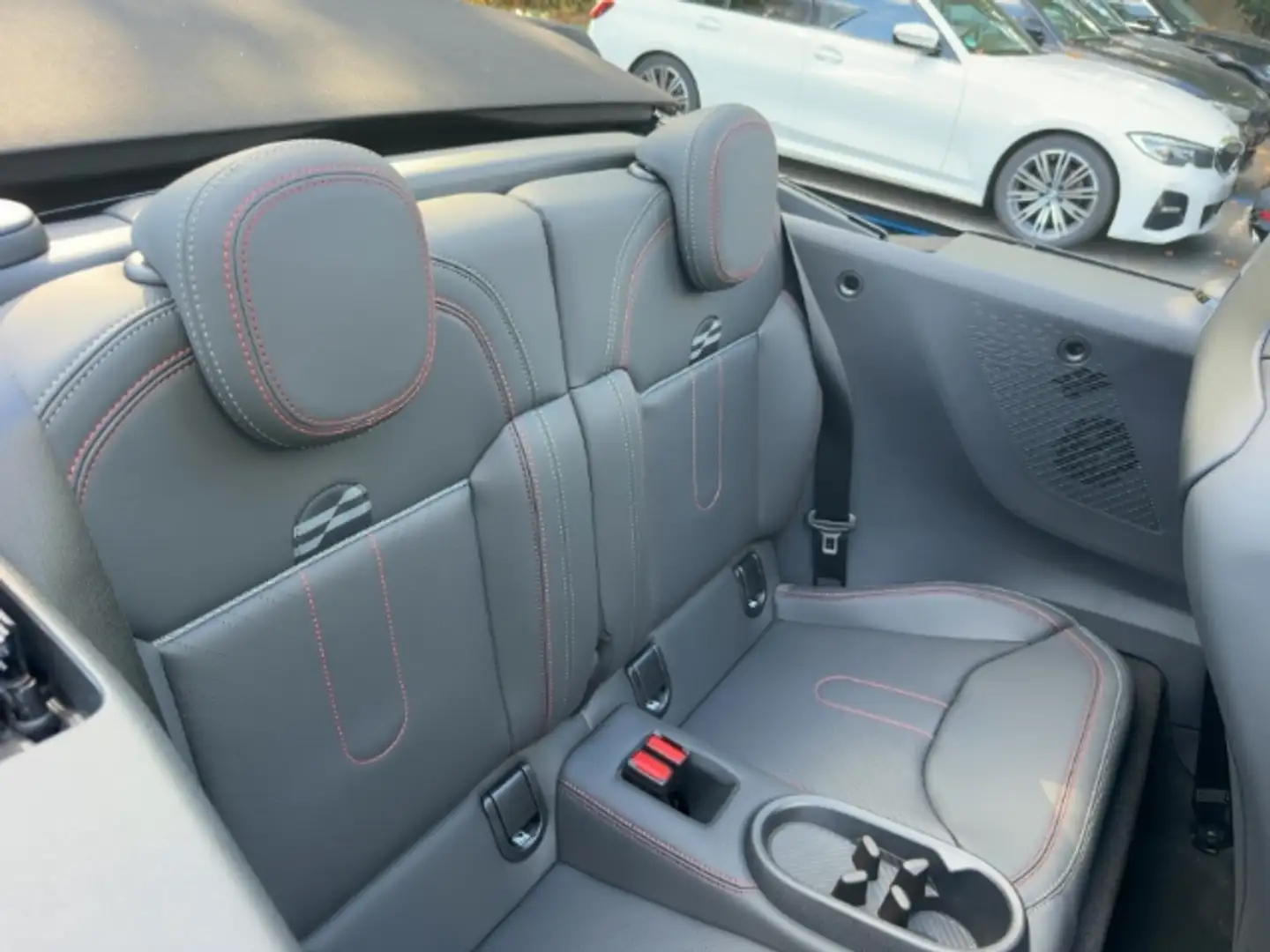 2026 MINI Cooper Cabrio, 1.009 km, Deutschland — Foto 7 z 12