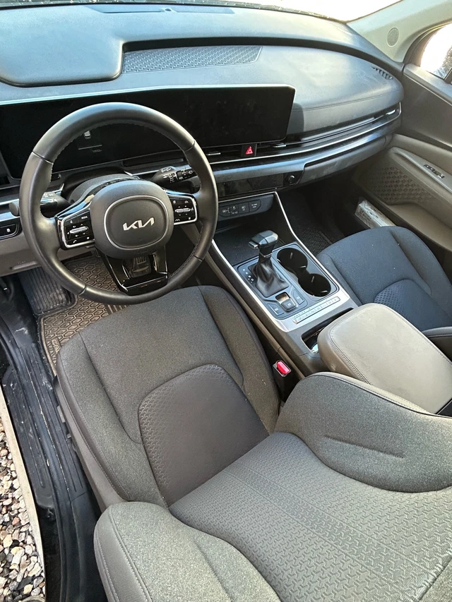 2026 Kia Carnival, schwarz, 13.000 km, Import Kanada — Foto 4 z 4