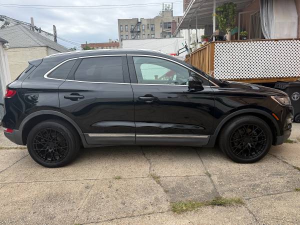 2017 Lincoln, Import USA — Foto 3 z 12