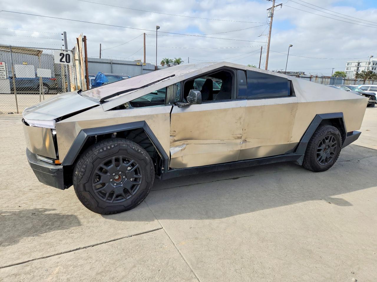2024 Tesla CYBERTRUCK, gold, 74.588 km, Import USA — Foto 1