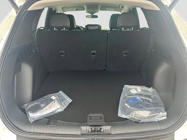 2026 Ford Escape PHEV, weiß, 3 km, Import Kanada — Foto 10 z 20