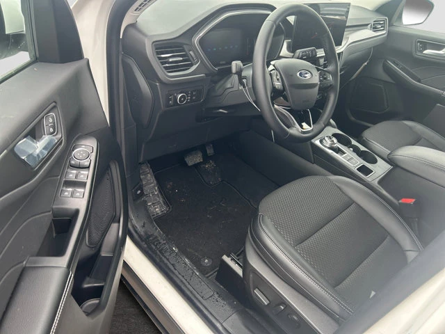 2026 Ford Escape PHEV, weiß, 3 km, Import Kanada — Foto 13 z 20