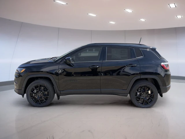 2026 Jeep Compass Latitude, schwarz, 1 km, Import Kanada — Foto 2 z 5