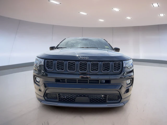 2026 Jeep Compass Latitude, schwarz, 1 km, Import Kanada — Foto 3 z 5