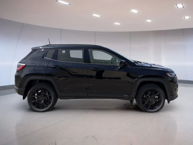 2026 Jeep Compass Latitude, schwarz, 1 km, Import Kanada — Foto 5 z 5