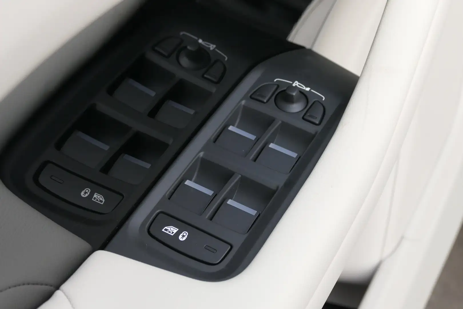 2024 Jaguar I-Pace, schwarz, 18.871 km, Belgien — Foto 8 z 12