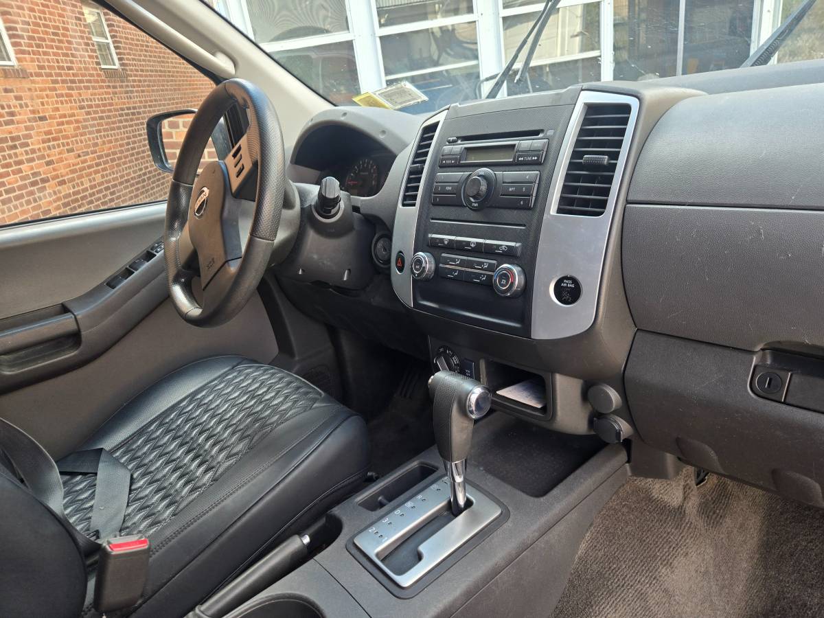 2011 Nissan, Import USA — Foto 9 z 12