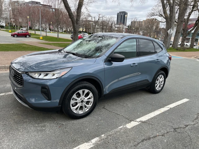 2025 Ford Escape Active AWD, 30.000 km, Import Kanada — Foto 3 z 5