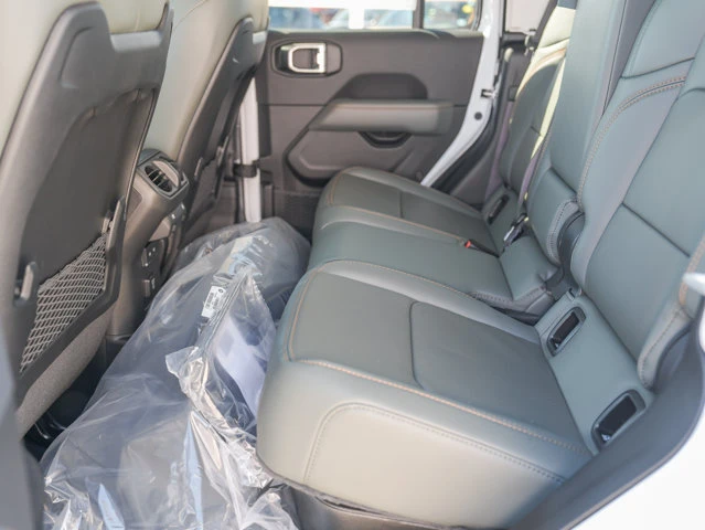 2026 Jeep Gladiator Mojave, weiß, 20 km, Import Kanada — Foto 13 z 16
