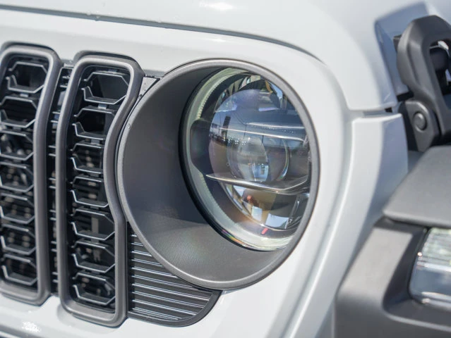 2026 Jeep Gladiator Mojave, weiß, 20 km, Import Kanada — Foto 15 z 16