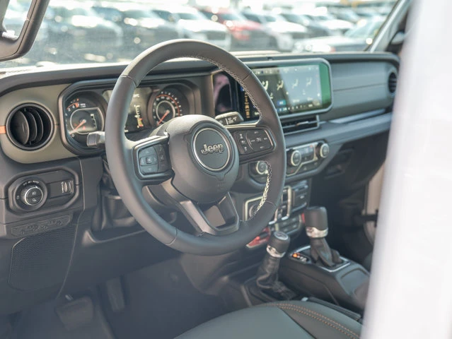 2026 Jeep Gladiator Mojave, weiß, 20 km, Import Kanada — Foto 8 z 16