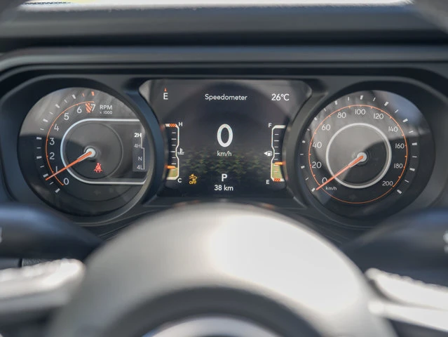 2026 Jeep Gladiator Mojave, weiß, 20 km, Import Kanada — Foto 9 z 16