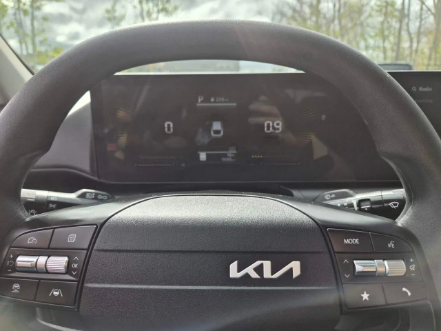2025 Kia K4 LX, grau, 9.700 km, Import Kanada — Foto 13 z 18