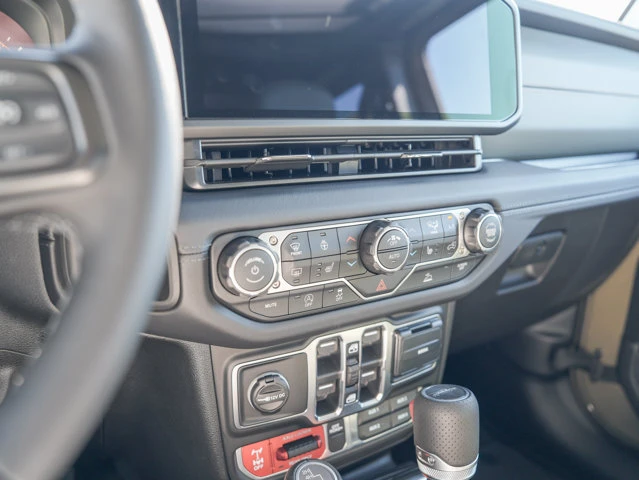 2026 Jeep Gladiator Mojave, grün, 23 km, Import Kanada — Foto 11 z 17
