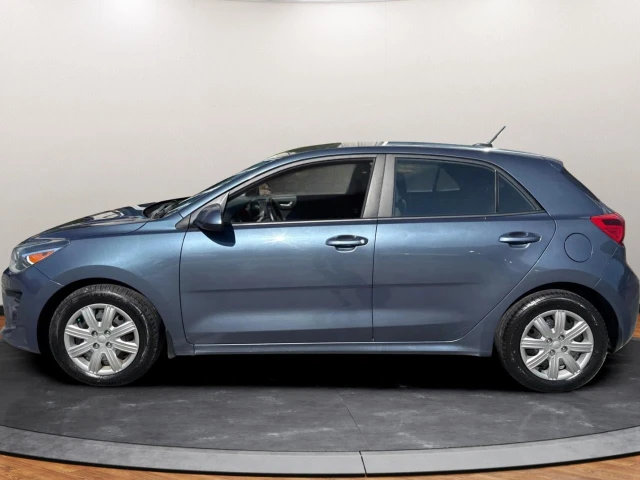 2022 Kia Rio LX+, blau, 130.625 km, Import Kanada — Foto 2 z 5