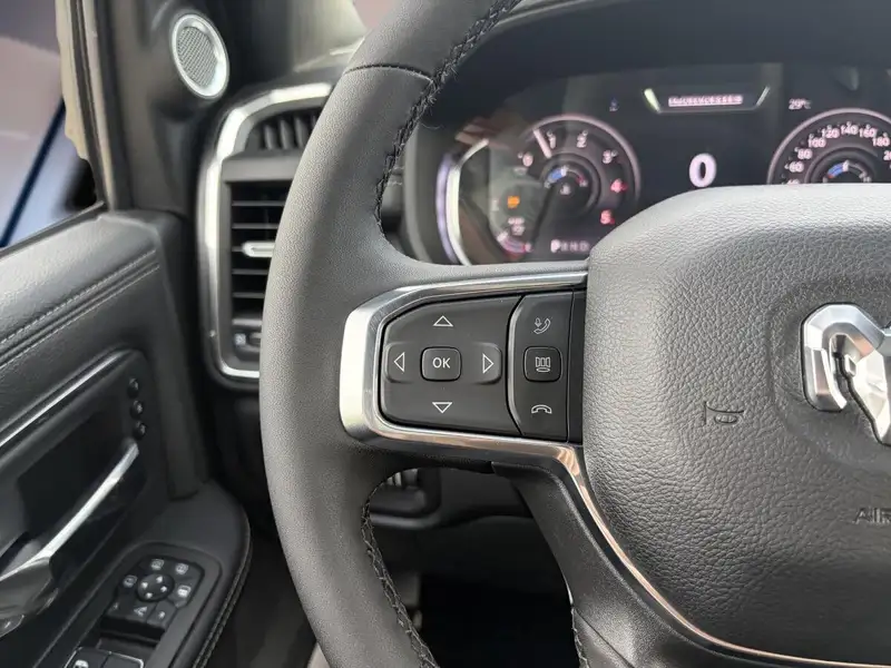 2027 RAM 2500 Laramie, grau, 21 km, Import Kanada — Foto 9 z 12