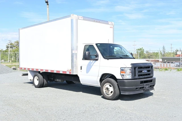 2025 Ford E-450 16' Box with loading Ramp, weiß, 32.269 km, Import Kanada — Foto 1
