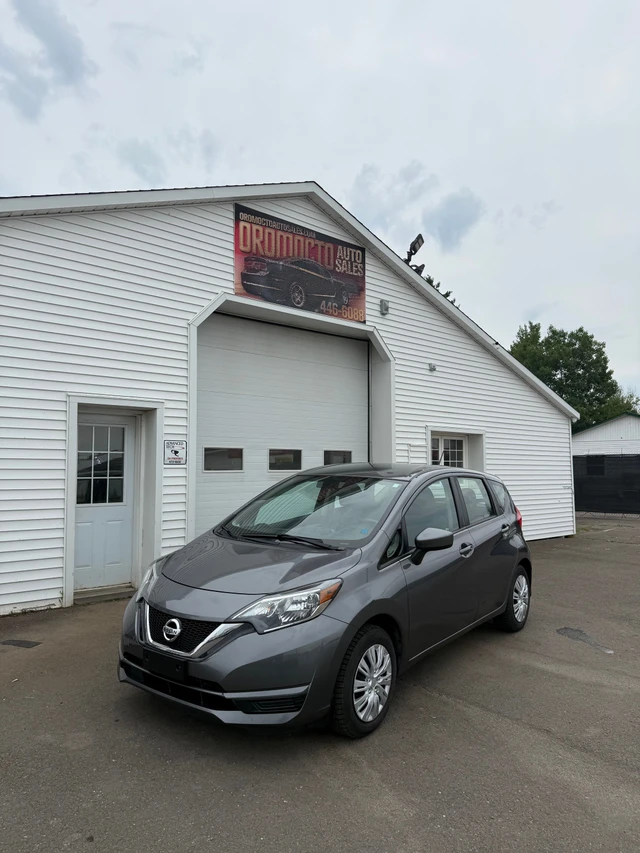 2018 Nissan Versa Note SV CVT, grau, 73.200 km, Import Kanada — Foto 1