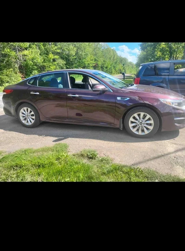 2016 Kia Optima LX, burgundy, 168.000 km, Import Kanada — Foto 1