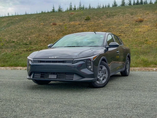 2025 Kia K4 LX, grau, 19.224 km, Import Kanada — Foto 1
