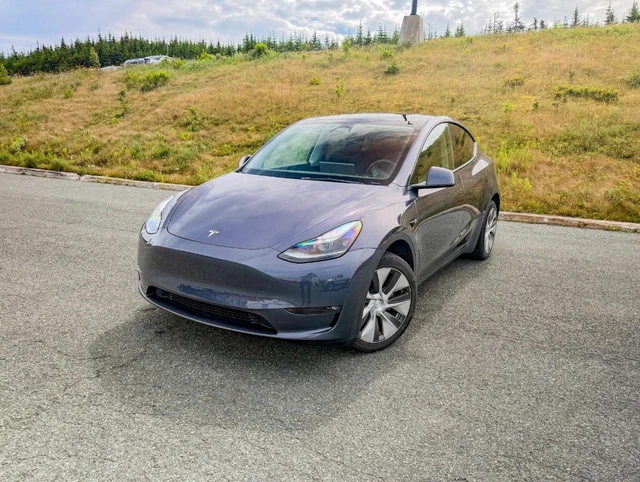 2023 Tesla Model Y Long Range, 30.339 km, Import Kanada — Foto 2 z 5