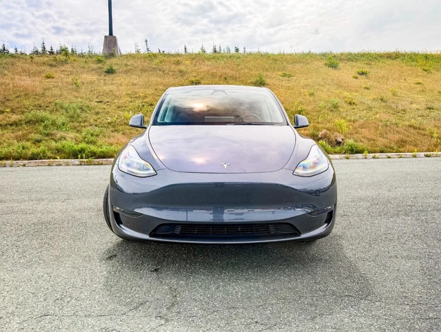 2023 Tesla Model Y Long Range, 30.339 km, Import Kanada — Foto 3 z 5
