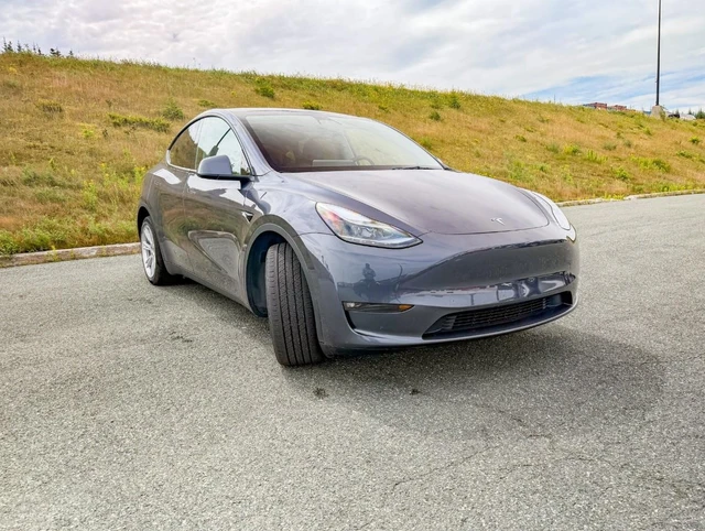 2023 Tesla Model Y Long Range, 30.339 km, Import Kanada — Foto 4 z 5