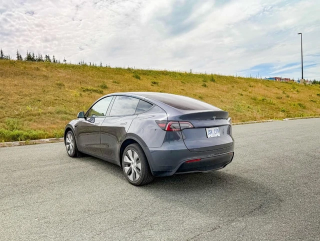 2023 Tesla Model Y Long Range, 30.339 km, Import Kanada — Foto 5 z 5