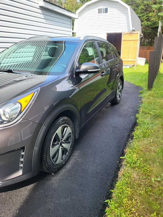 2019 Kia Niro, schwarz, 72.205 km, Import Kanada — Foto 2 z 5