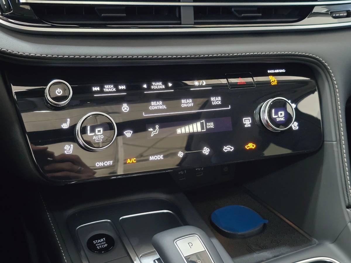 2027 INFINITI QX60 LUXE, Import USA — Foto 10 z 12