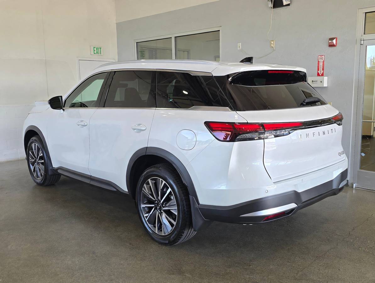 2027 INFINITI QX60 LUXE, Import USA — Foto 2 z 12