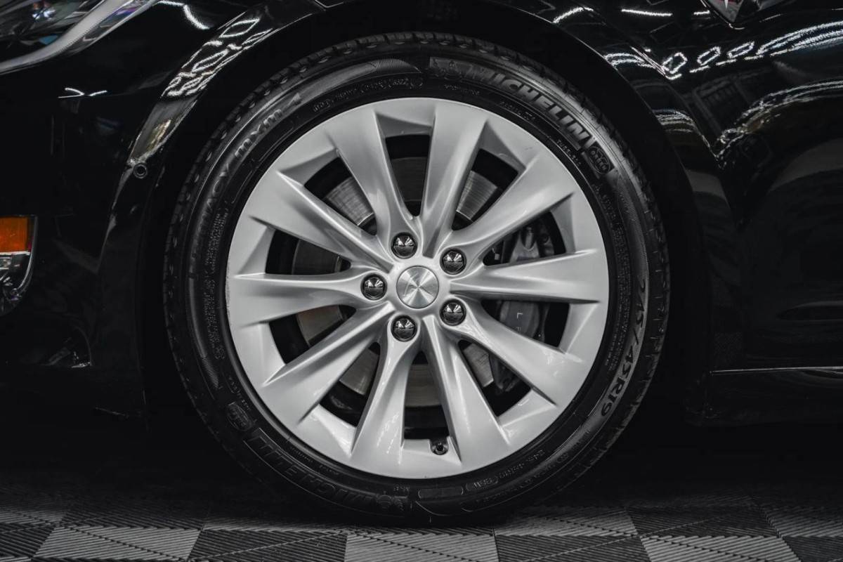 2017 Tesla, Import USA — Foto 10 z 12