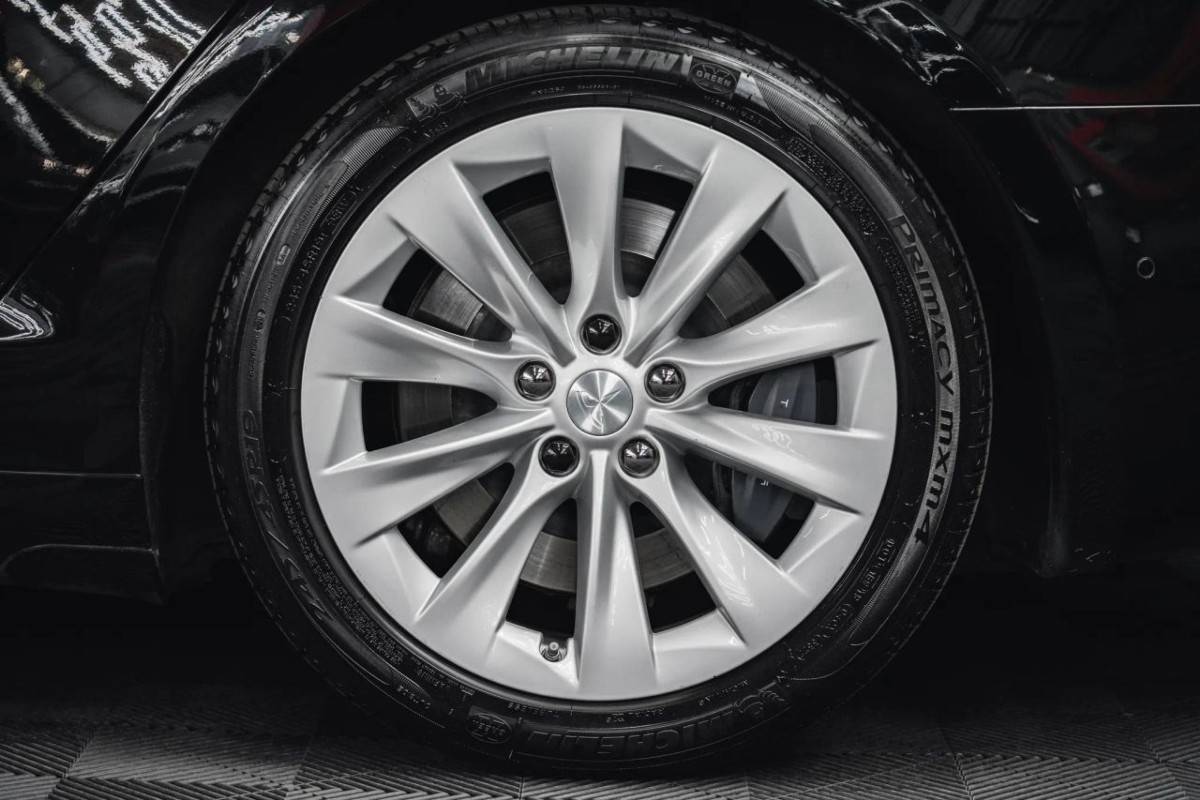 2017 Tesla, Import USA — Foto 11 z 12