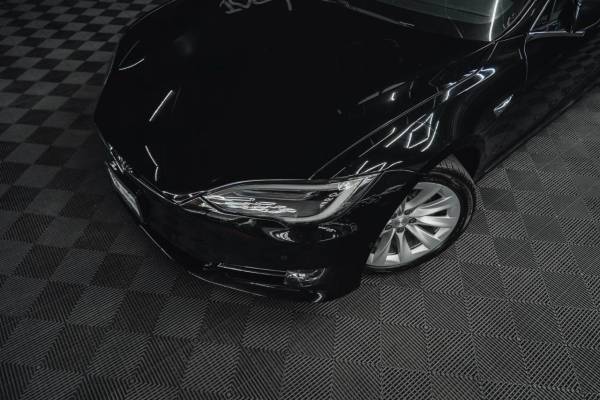 2017 Tesla, Import USA — Foto 3 z 12