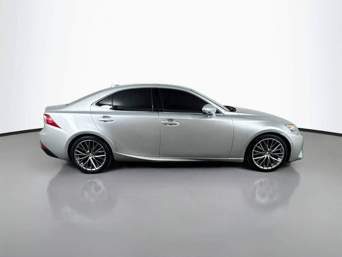 2015 Lexus, Import USA — Foto 6 z 12