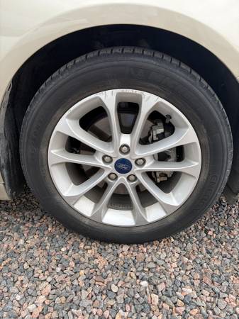 2019 Ford, gold, Import USA — Foto 10 z 12