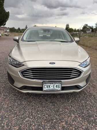 2019 Ford, gold, Import USA — Foto 2 z 12