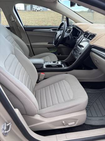 2019 Ford, gold, Import USA — Foto 4 z 12