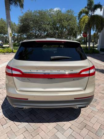 2017 Lincoln, Import USA — Foto 8 z 12