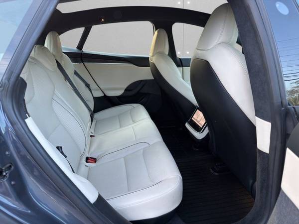 2022 Tesla, Import USA — Foto 12 z 12