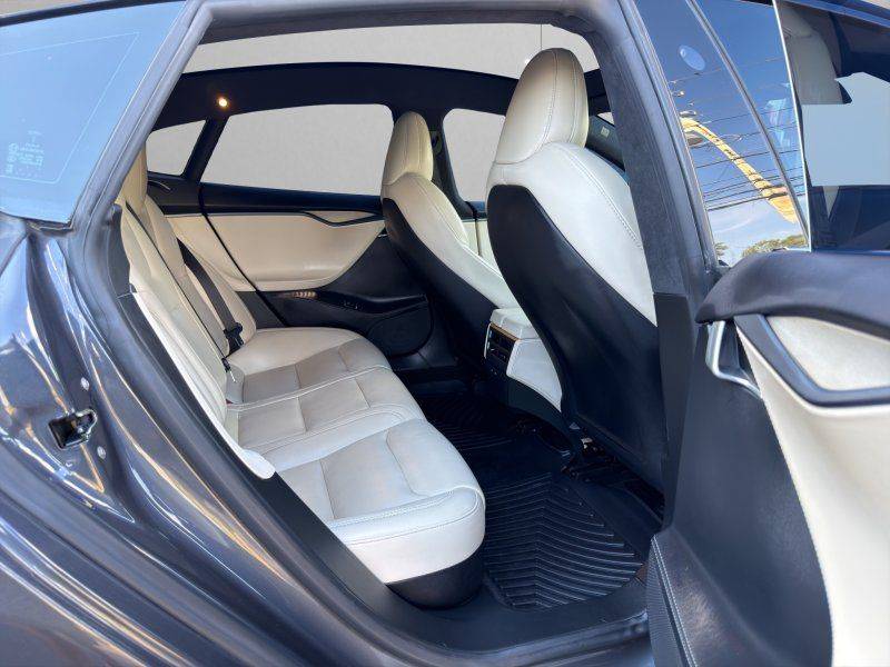 2020 Tesla, Import USA — Foto 12 z 12