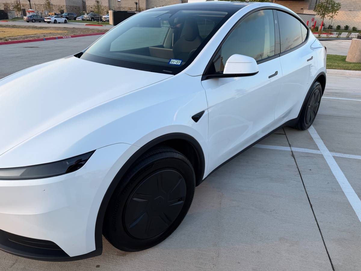 2026 Tesla, Import USA — Foto 11 z 12