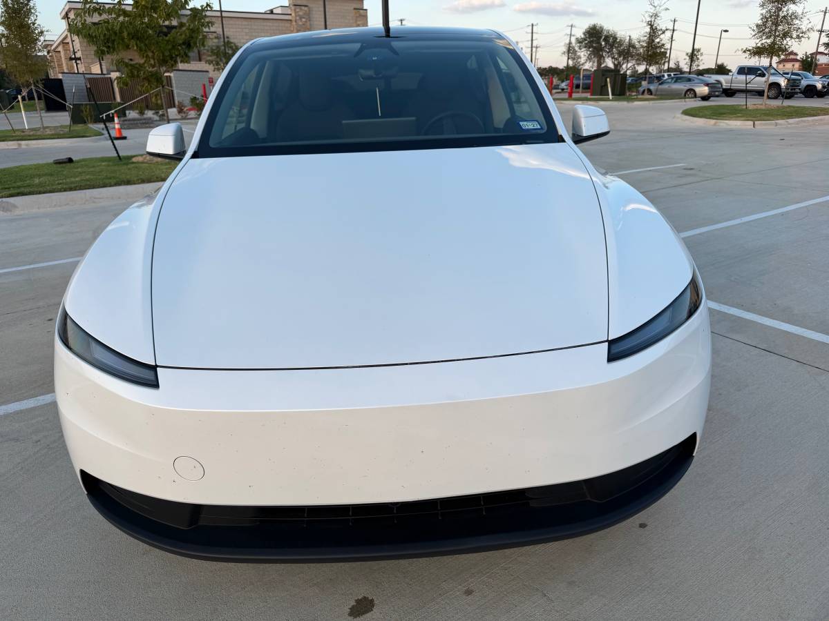 2026 Tesla, Import USA — Foto 12 z 12